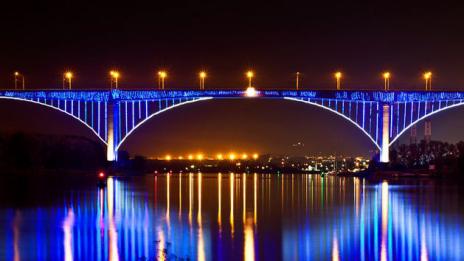 Задигнаха празничната украса на Аспаруховия мост