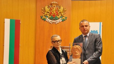 Кметът награди Цветана Манева с почетен плакет