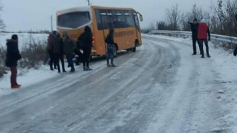 Деца бутаха училищен автобус по заледен път