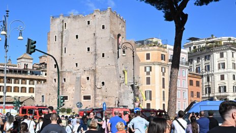 Един работник е тежко ранен след като средновековна кула се срути в Рим ВИДЕО