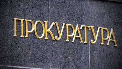 Преди да драсне клечката на товарния бус, младата жена се скарала със собственика му 