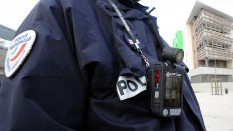 Мъж звънна в полицията от тавана на фучаща кола
