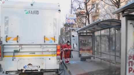 Дезинфекцират всички спирки на градския транспорт във Варна (ВИДЕО)