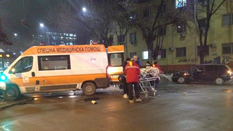 Извадиха тяло от линейка след катастрофа във Варна