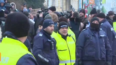 Протестът на „Възраждане” преминава мирно, но пак има задържани