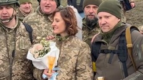 Сватба на фронта. Леся и Валери се венчаха, пазейки Киев от бомби ВИДЕО