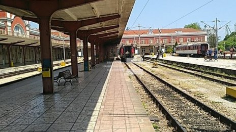Запали се вагон на гарата във Варна