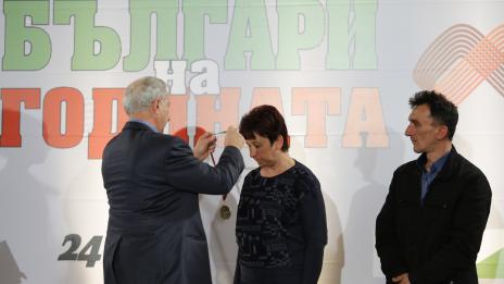 Достойните българи: Наградиха родителите на починало от рак момче