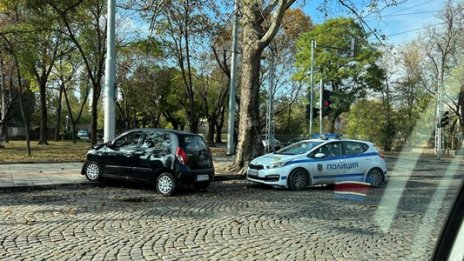Наистина ми е интересно как го направи? Млада водачка "прегърна" стълб!