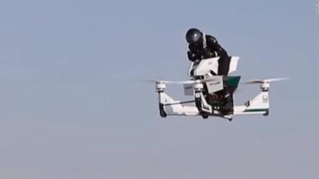 Дубайската полиция ще патрулира над улиците