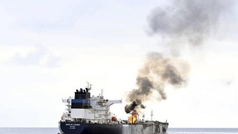 Ракета на хутите удари търговски кораб, трима моряци загинаха