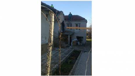 Ремонтираха комина, съборен при отстраняването на авария в Галата