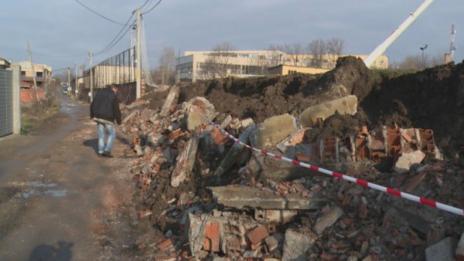 Оградата на гимназия в Хасково рухна  