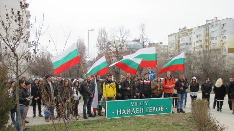 Варненски ученици почетоха паметта на загиналите за свободата на България