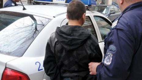 Младеж обра магазин във Варна, арестуваха го