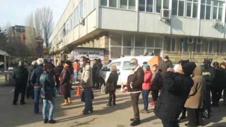 Опашки за ваксини се извиха във Варна