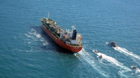 Танкер със 700 т мазут на борда се запали в Черно море