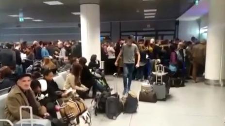 Десетки българи под блокада на летище в Рим