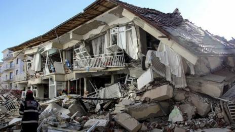 Спасени са 45 души изпод развалините след труса в Турция