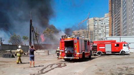 Извънредно положение заради огромен пожар в Ростов на Дон