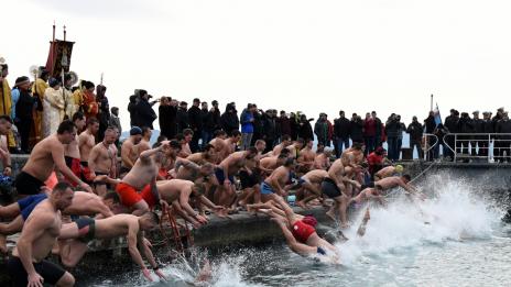 Близо 80 варненци се хвърлиха в морето за богоявленския кръст