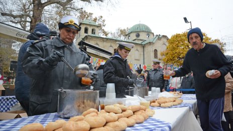 Традиция: Раздадоха рибен курбан във Варна по случай църковния празник на Св. Николай Мирликийски (Снимки)