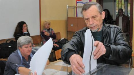 Кърджалийци гласуват като под строй