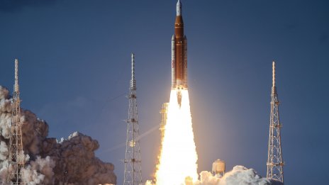 "Артемис II" вече е почти на половината разстояние до Луната