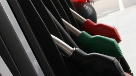 Продажбите на горива са спаднали до 50%, цените падат