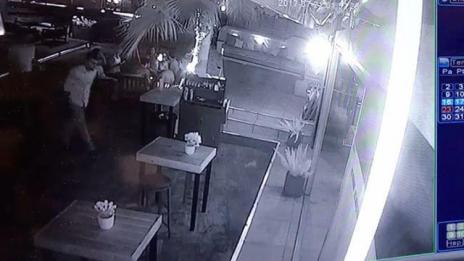 Един човек е загинал, а трима са ранени при нападение в нощен клуб в Турция