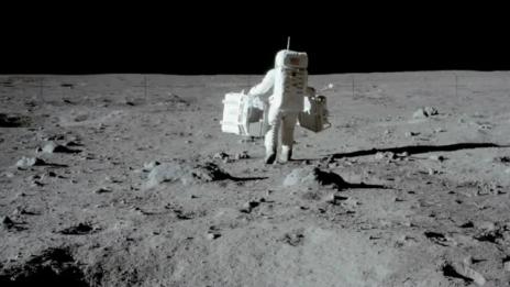 Метеорити заличават стъпката на Нийл Армстронг на Луната