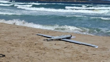 "Даровете" на войната: ВМС прибра от морето ракетен двигател и дронове (СНИМКИ)