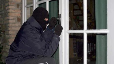 21-годишен открадна два телевизора и бижута от апартамент