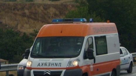 Кола се заби в трактор, жена пострада тежко