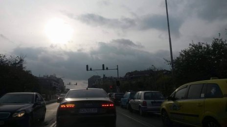 Неработещ светофар предизвика задръстване