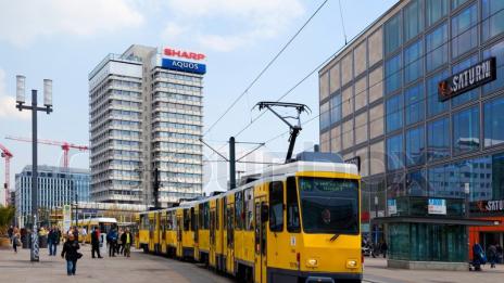 Германци нападнаха група чужденци на трамвайна спирка в северния град Шверин