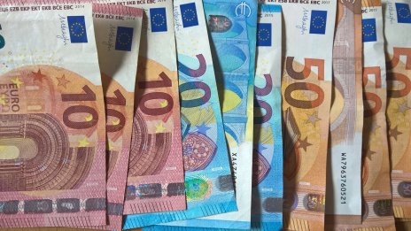 Тайната на заплатите остава