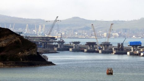 Украйна атакува с ракети корабостроителницата в пристанището Керч