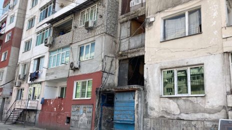 Петима пострадаха при пожар в жилищен блок