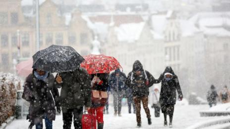 Вятър събори човек на земята в Холандия и преобърна камион 