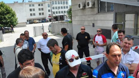 Пожарникари плашат с масово преместване