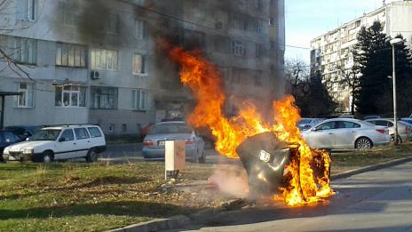 Пожар гори в близост до бензиностанция във Варна
