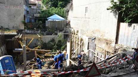 Част от улица във Варна пропадна в изкоп на строеж  (ОБНОВЕНА)