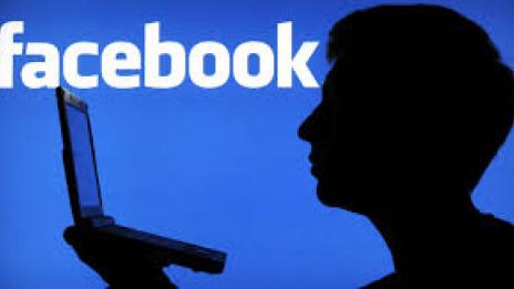 Злосторник разбива паролите на студентки във Facebook