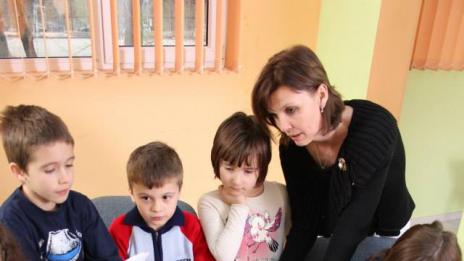 Малките на школо, но не и на занималня. Кой да ги вземе, къде да ги денем?