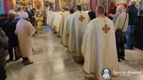 Варненският храм “Св. Атанасий” раздава 400 порции риба за празника си