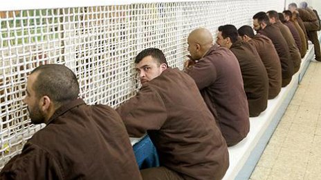 1300 палестински затворници започнаха гладна стачка в Израел