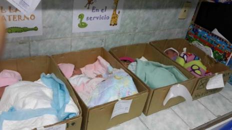 Новородени в кашони във Венецуела шокираха света