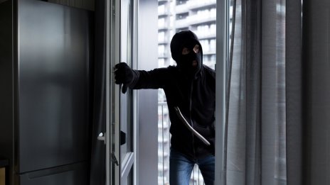 Жена завари крадец в спалнята си и го подгони
