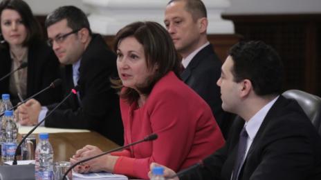 Чиновниците били към 120 хил., Бъчварова мълчи за съкращения